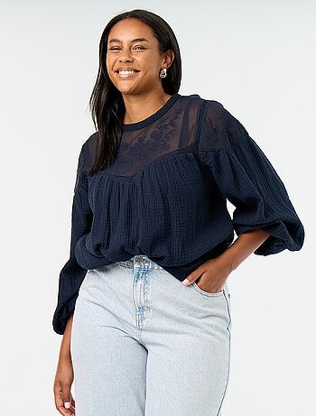 Blusa lisa em gaze de algodão e renda