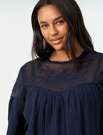 Blusa lisa em gaze de algodão e renda