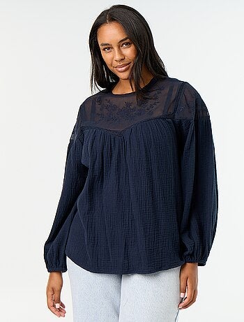 Blusa lisa em gaze de algodão e renda