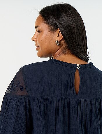 Blusa lisa em gaze de algodão e renda