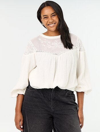Blusa lisa em gaze de algodão e renda