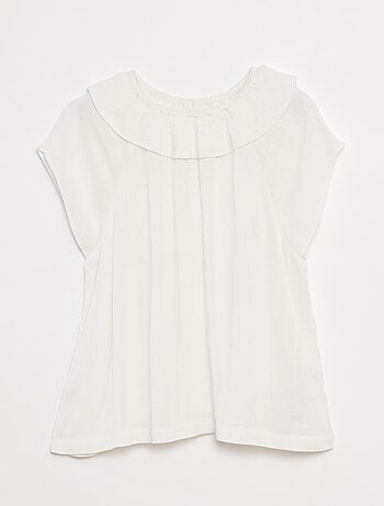 Blusa lisa leve e sem mangas