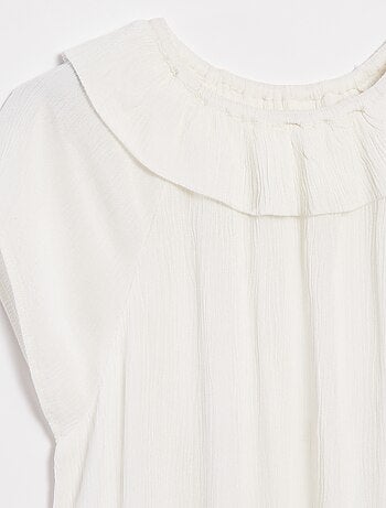 Blusa lisa leve e sem mangas