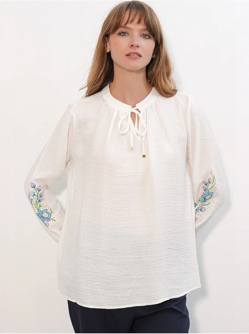 Blusa oversized em crepe bordado bdart Branco sujo - Kiabi