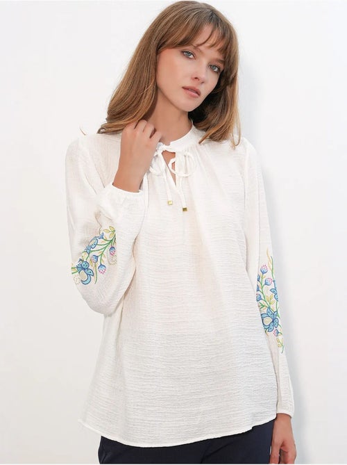 Blusa oversized em crepe bordado bdart - Kiabi Blusa oversized em crepe bordado bdart - Kiabi