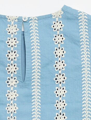 Blusa sem mangas com bordados por toda a peça