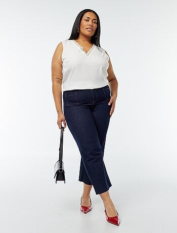 Blusa sem mangas com decote em bico e bordos de renda