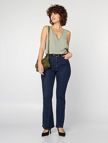 Blusa sem mangas com gola de renda