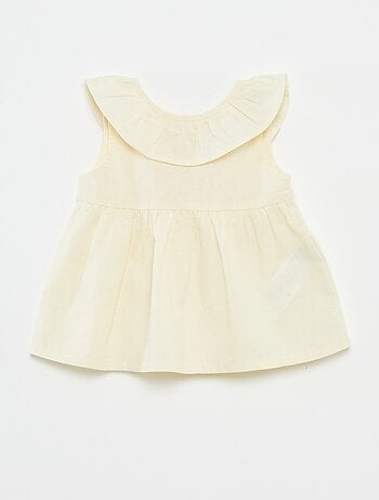 Blusa sem mangas com peitilho com folhos