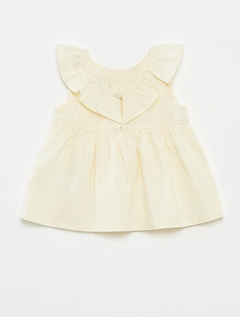Blusa sem mangas com peitilho com folhos