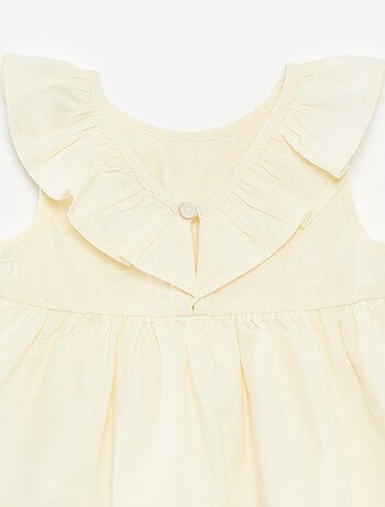 Blusa sem mangas com peitilho com folhos