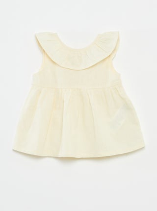 Blusa sem mangas com peitilho com folhos