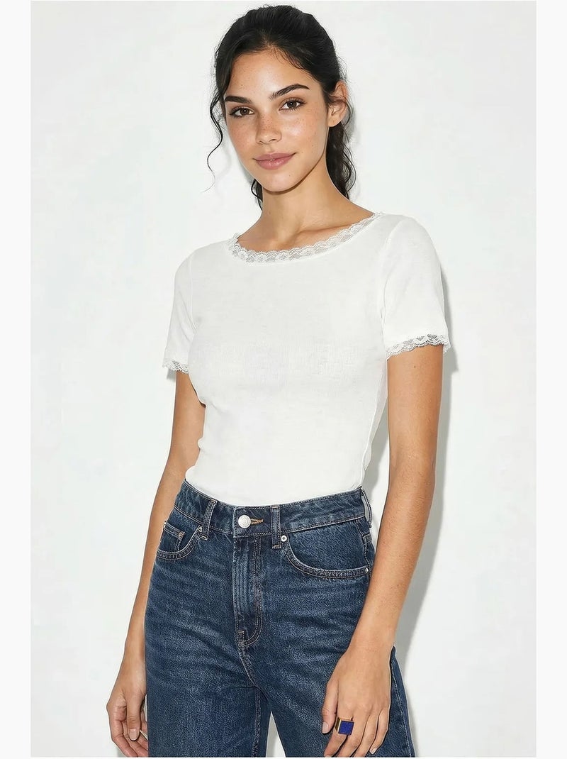 Blusa slim fit com decote barco em renda lucci Branco - Kiabi