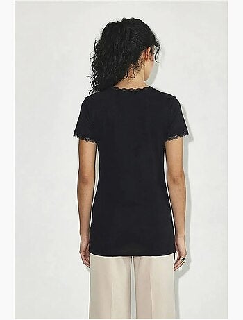 Blusa slim fit com decote barco em renda lucci