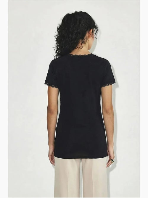 Blusa slim fit com decote barco em renda lucci - Kiabi Blusa slim fit com decote barco em renda lucci - Kiabi