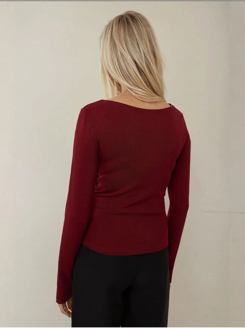 Blusa slim fit com decote canoa e manga comprida hiccup - Kiabi Blusa slim fit com decote canoa e manga comprida hiccup - Kiabi