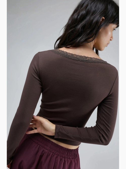 Blusa slim fit com decote em v e detalhe em renda busem - Kiabi