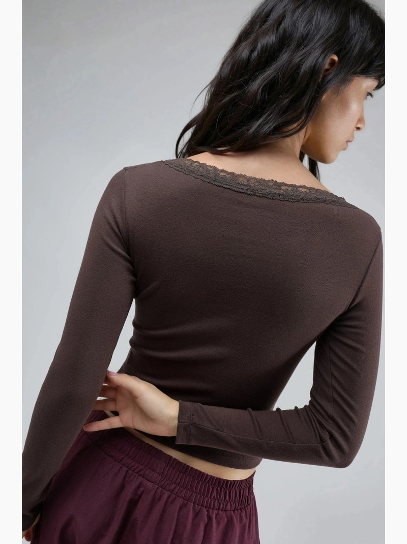Blusa slim fit com decote em v e detalhe em renda busem Castanho-escuro - Kiabi