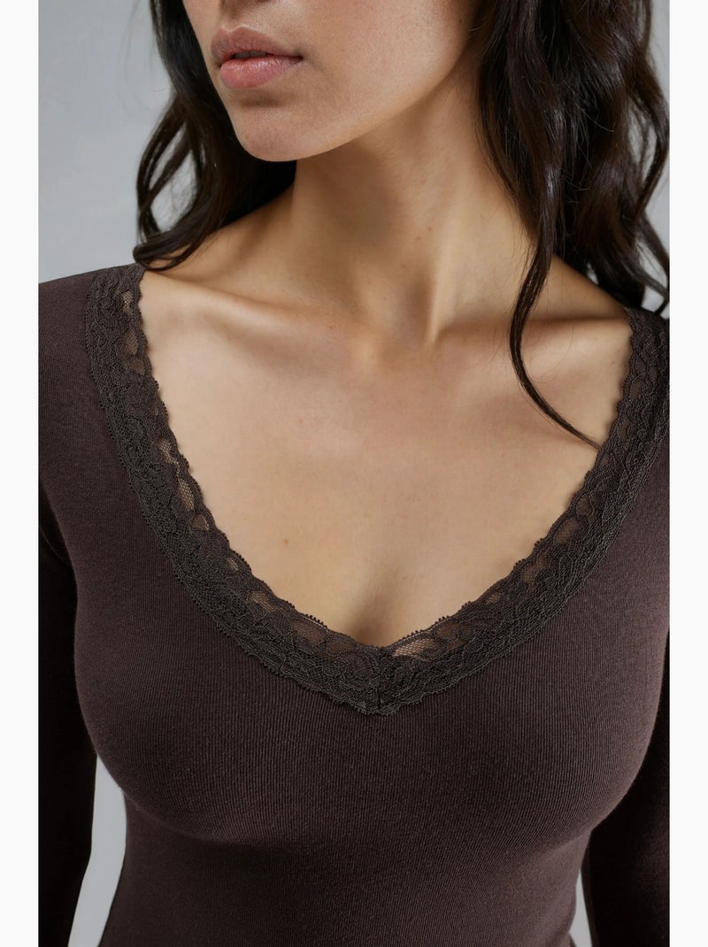 Blusa slim fit com decote em v e detalhe em renda busem Castanho-escuro - Kiabi