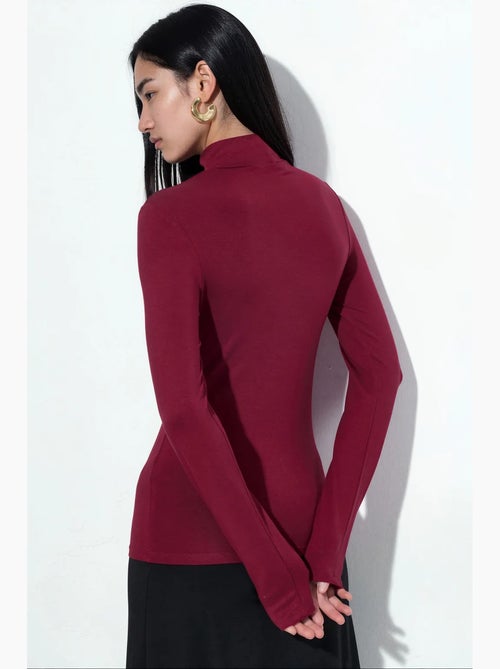 Blusa slim fit com meia gola alta busem - Kiabi Blusa slim fit com meia gola alta busem - Kiabi
