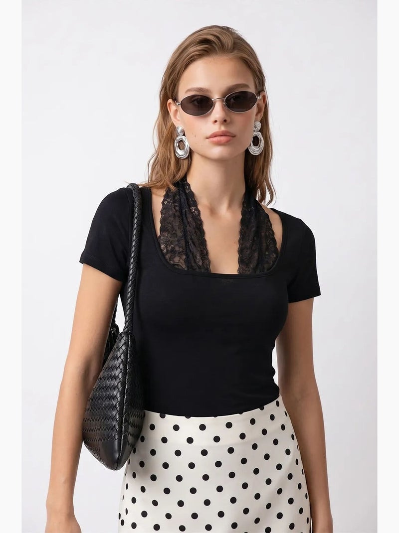 Blusa slim fit de viscose com decote em u e renda mixray Preto - Kiabi