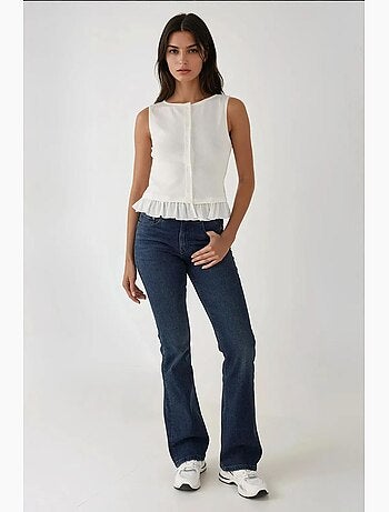 Blusa texturizada de gola redonda com detalhe de folhos