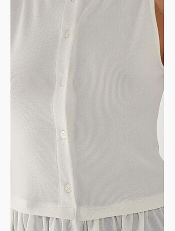Blusa texturizada de gola redonda com detalhe de folhos