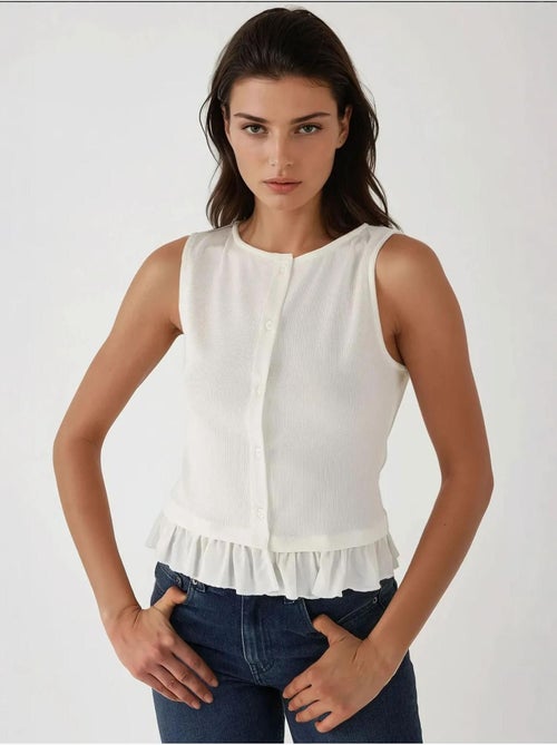 Blusa texturizada de gola redonda com detalhe de folhos - Kiabi Blusa texturizada de gola redonda com detalhe de folhos - Kiabi