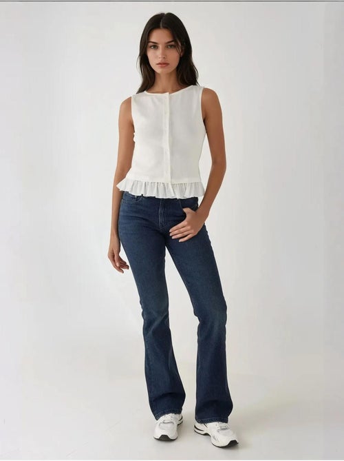 Blusa texturizada de gola redonda com detalhe de folhos - Kiabi Blusa texturizada de gola redonda com detalhe de folhos - Kiabi