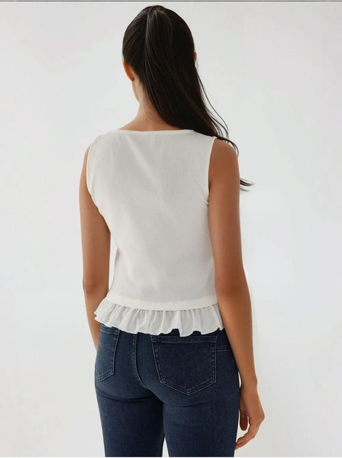 Blusa texturizada de gola redonda com detalhe de folhos - Kiabi Blusa texturizada de gola redonda com detalhe de folhos - Kiabi