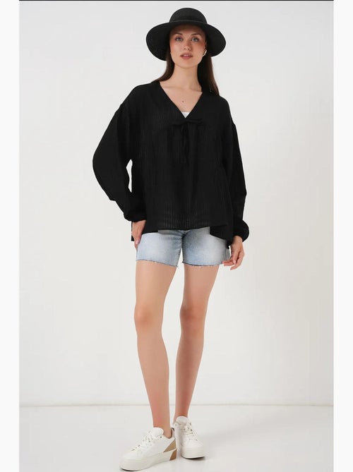 Blusa texturizada de seersucker com decote em v e laço bdart - Kiabi Blusa texturizada de seersucker com decote em v e laço bdart - Kiabi