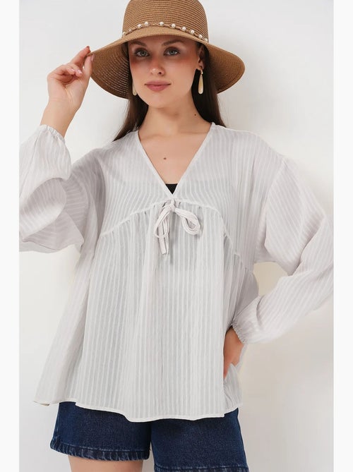 Blusa texturizada seersucker decote em v com laço bdart - Kiabi Blusa texturizada seersucker decote em v com laço bdart - Kiabi