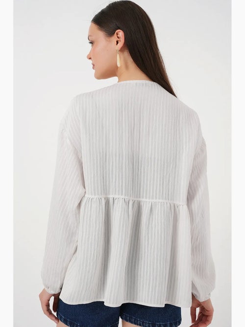 Blusa texturizada seersucker decote em v com laço bdart - Kiabi Blusa texturizada seersucker decote em v com laço bdart - Kiabi
