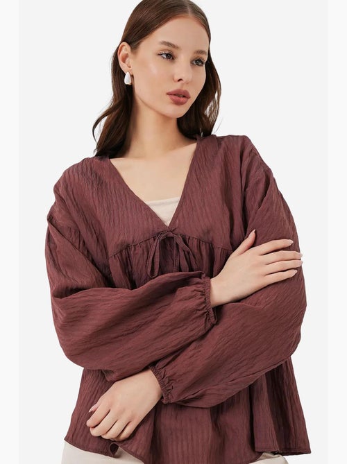 Blusa texturizada seersucker decote em v com laço bdart - Kiabi Blusa texturizada seersucker decote em v com laço bdart - Kiabi
