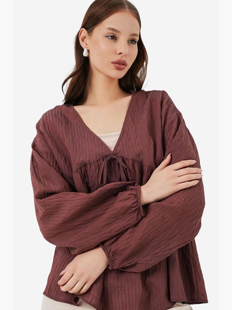 Blusa texturizada seersucker decote em v com laço bdart Castanho-chocolate - Kiabi