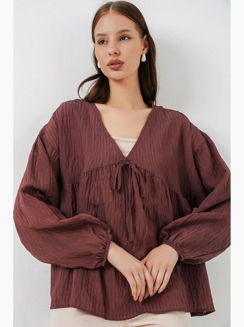 Blusa texturizada seersucker decote em v com laço bdart - Kiabi Blusa texturizada seersucker decote em v com laço bdart - Kiabi