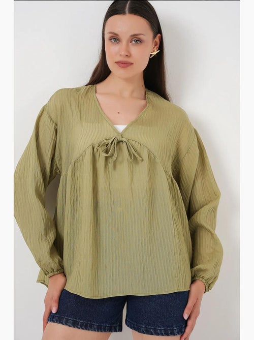 Blusa texturizada seersucker decote em v com laço bdart - Kiabi Blusa texturizada seersucker decote em v com laço bdart - Kiabi