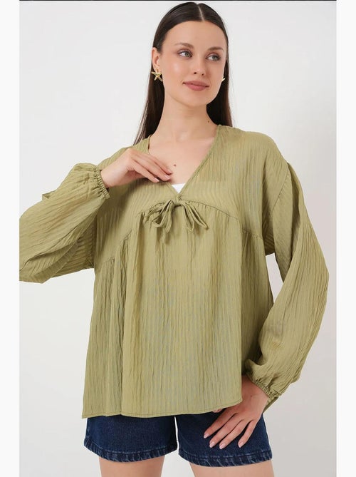 Blusa texturizada seersucker decote em v com laço bdart - Kiabi Blusa texturizada seersucker decote em v com laço bdart - Kiabi