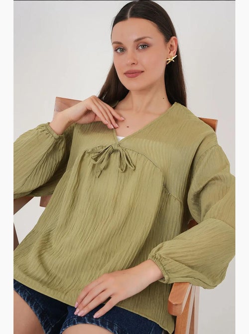 Blusa texturizada seersucker decote em v com laço bdart - Kiabi Blusa texturizada seersucker decote em v com laço bdart - Kiabi