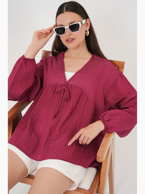 Blusa texturizada seersucker decote em v com laço bdart - Kiabi Blusa texturizada seersucker decote em v com laço bdart - Kiabi