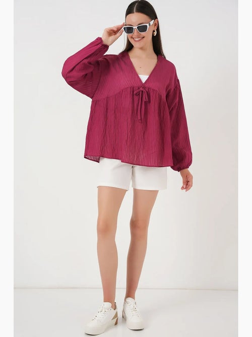 Blusa texturizada seersucker decote em v com laço bdart - Kiabi Blusa texturizada seersucker decote em v com laço bdart - Kiabi