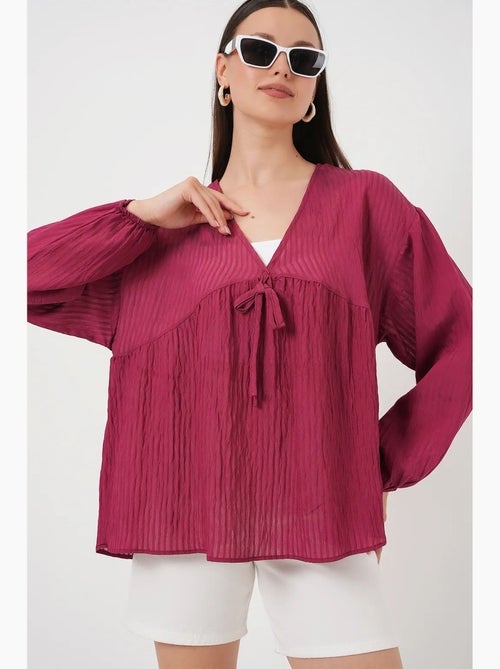 Blusa texturizada seersucker decote em v com laço bdart - Kiabi Blusa texturizada seersucker decote em v com laço bdart - Kiabi
