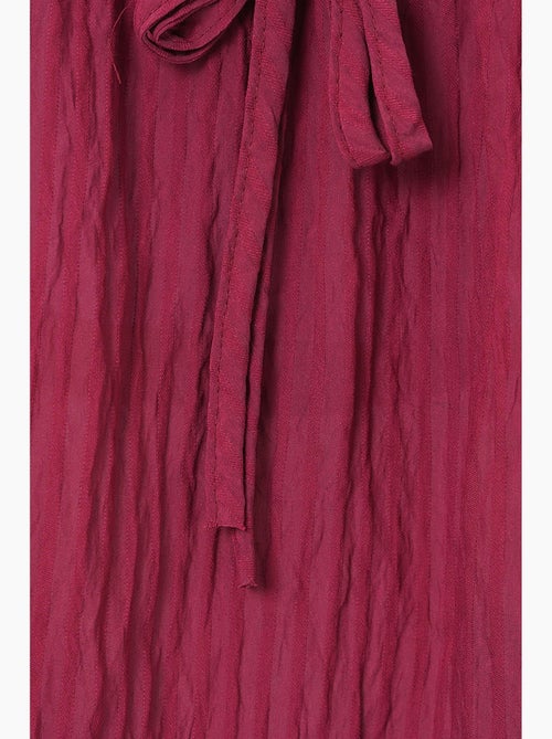 Blusa texturizada seersucker decote em v com laço bdart - Kiabi Blusa texturizada seersucker decote em v com laço bdart - Kiabi