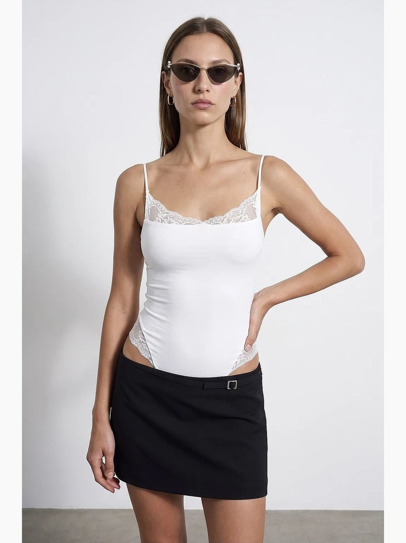 Blusa tipo body slim fit sem mangas em renda dilvin Branco - Kiabi
