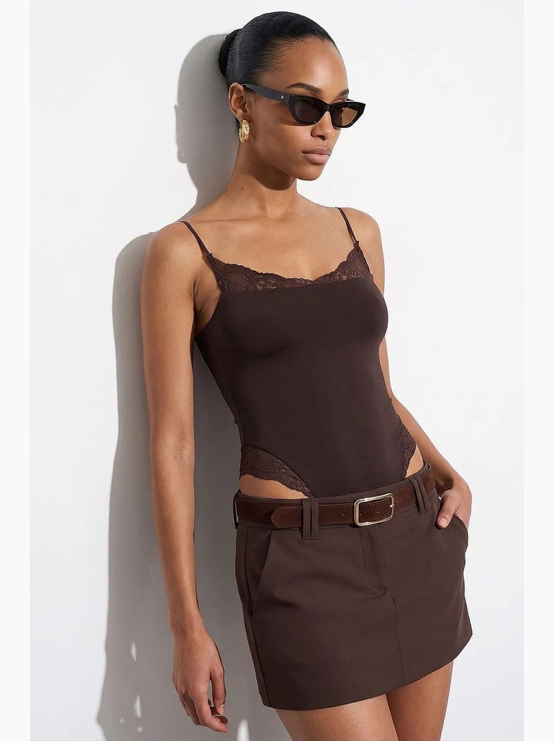 Blusa tipo body slim fit sem mangas em renda dilvin Castanho-chocolate - Kiabi