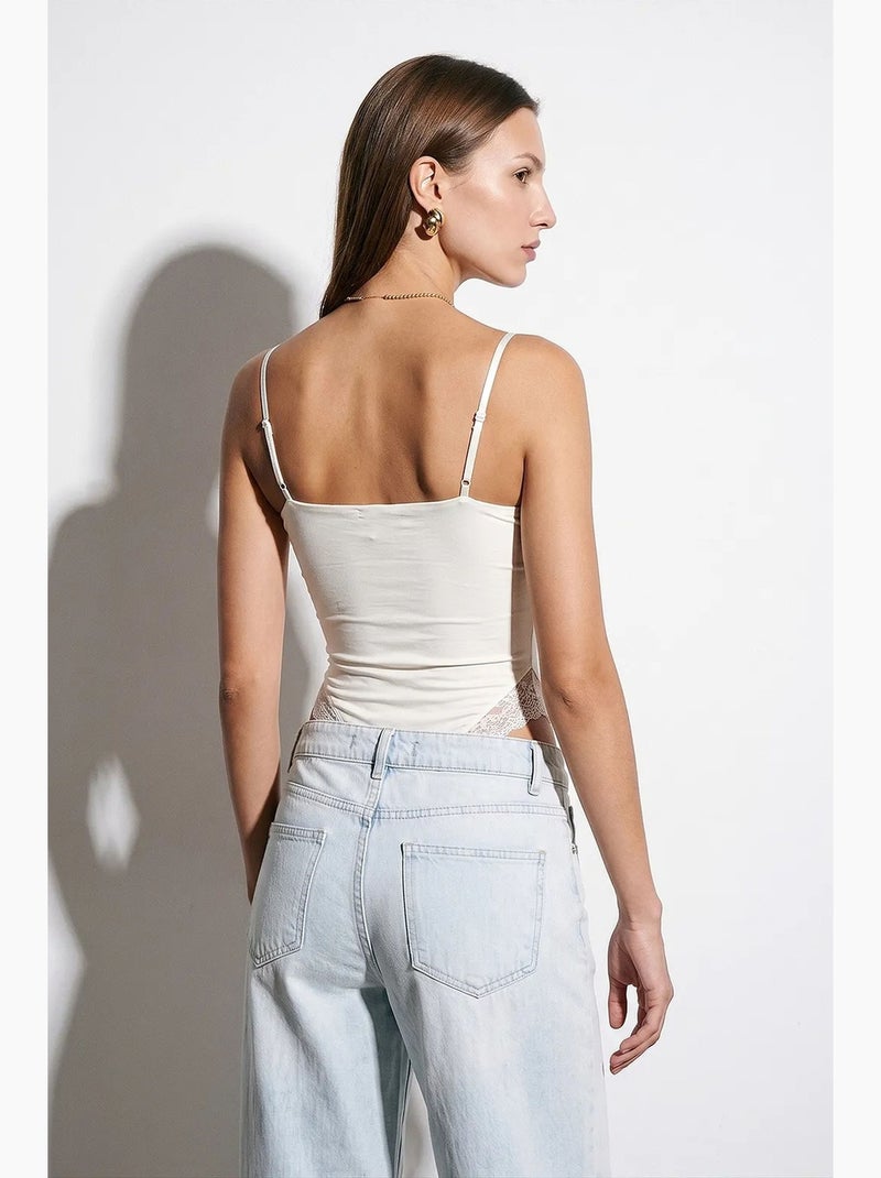 Blusa tipo body slim fit sem mangas em renda dilvin Ecru - Kiabi