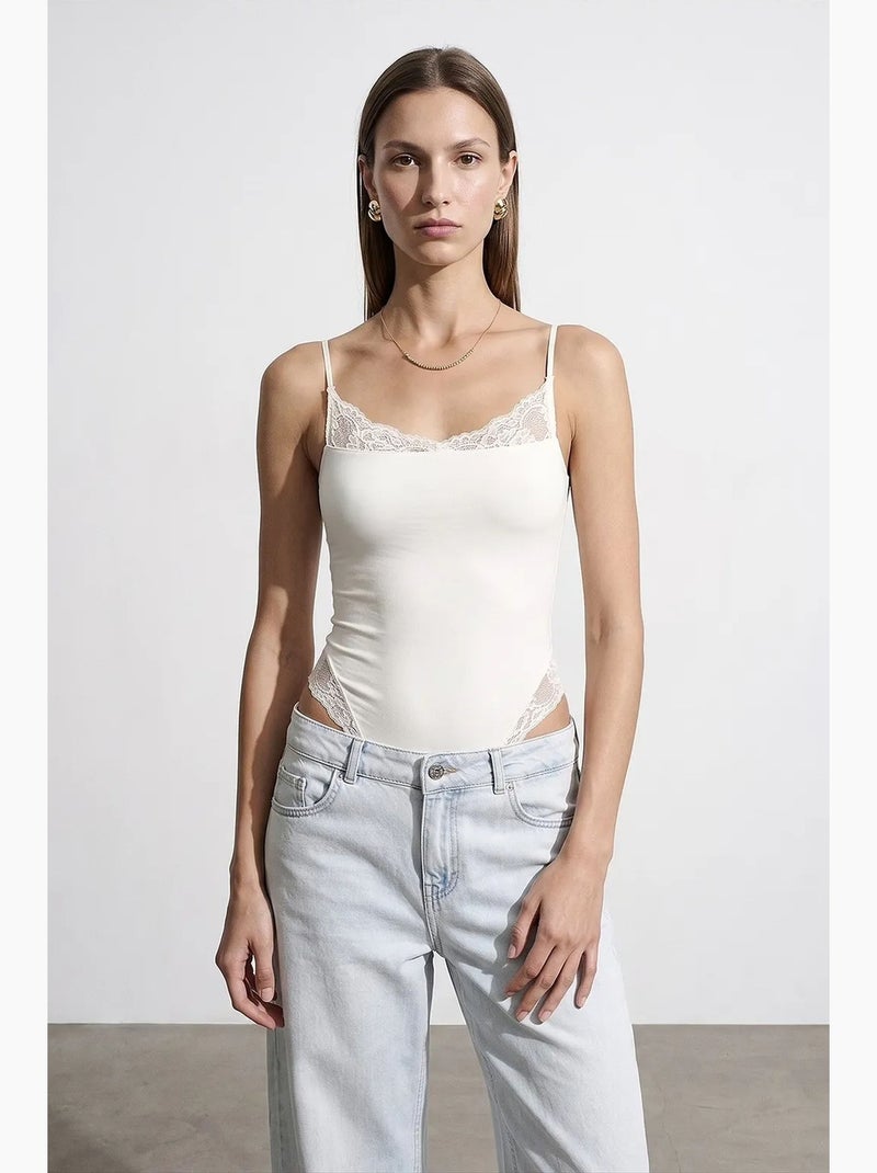 Blusa tipo body slim fit sem mangas em renda dilvin Ecru - Kiabi
