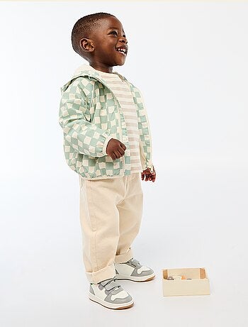 Blusão corta-vento com capuz estampado