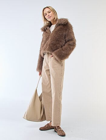 Blusão curto efeito de pelo