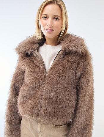 Blusão curto efeito de pelo